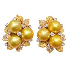 Boucles d'oreilles imposantes à motif floral, ornées d'une perle dorée des mers du Sud et de diamants, en or tricolore 18 carats