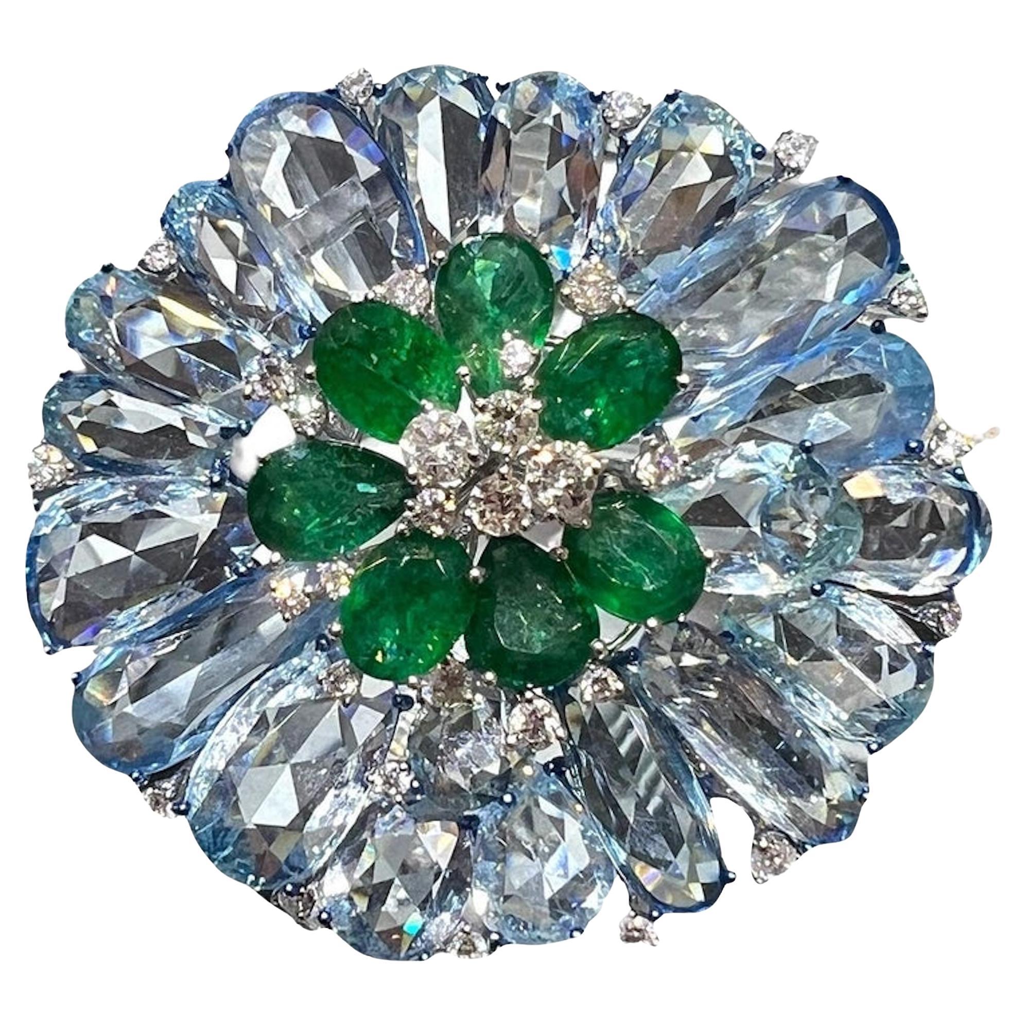 Broche florale en émeraude de Zambie, aigue-marine et diamant en or blanc et bleu 18K