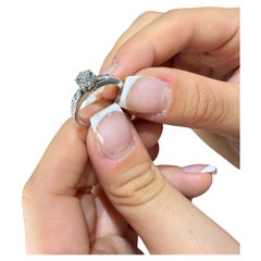 Tiffany & Co. Anello di fidanzamento con diamante da 0,71 ct, taglio rotondo, montatura in platino con incastonatura a canale da 0,50 ct, PT950