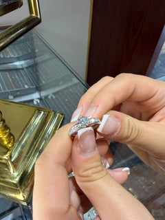 Tiffany & Co. Anello di fidanzamento con diamante da 0,71 ct, taglio rotondo, montatura in platino con incastonatura a canale da 0,50 ct, PT950