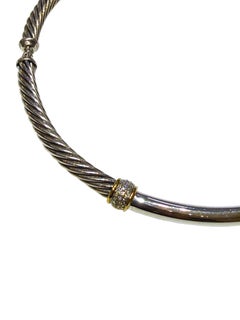 Collar «Metro Cable» de David Yurman con diamantes, en plata de ley y oro de 18 quilates, con la firma del diseñador