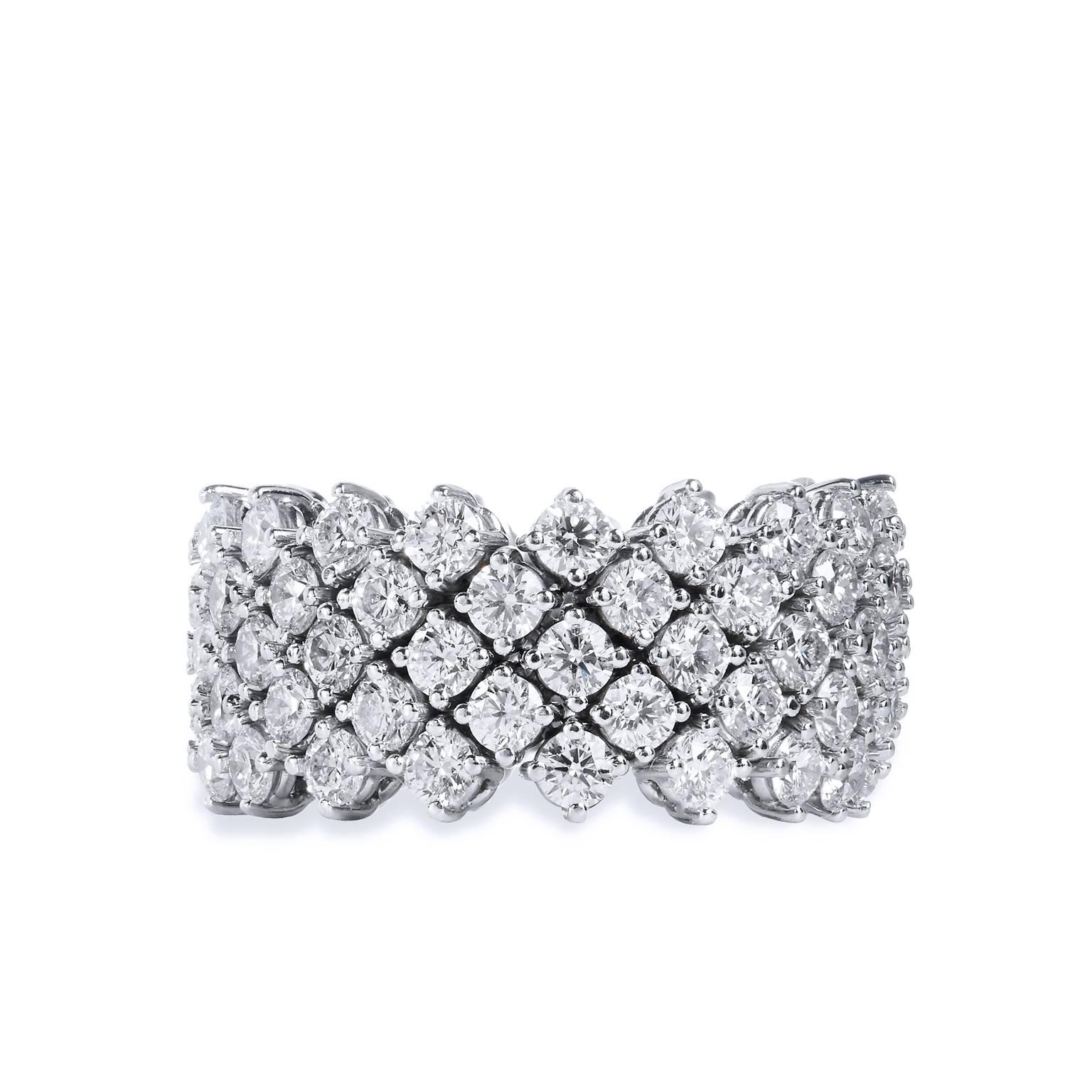 Zeigen Sie ihr Ihre Liebe mit diesem einzigartigen:: flexiblen Diamantband aus 18 Karat Weißgold.  Er besteht aus 85 in Zacken gefassten Brillanten mit einem Gesamtgewicht von 4::89ct H-VS. Sie wird es Ihnen immer wieder danken. 

Größe 7.25