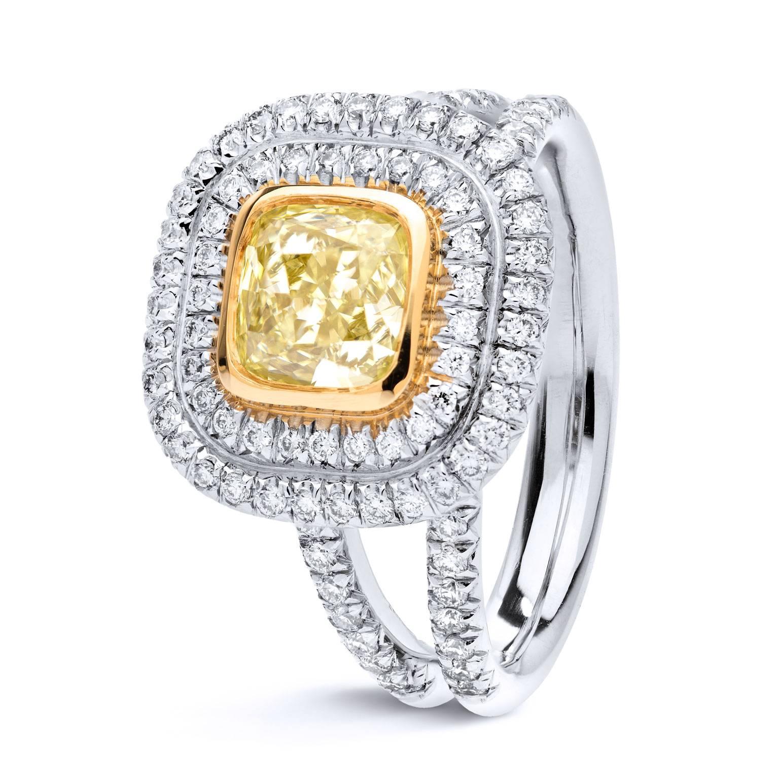  GIA Cert 1,03 Karat Fancy Yellow Cushion Cut Diamant und Pave Diamant Gold Ring

In Anlehnung an ein ausverkauftes Stadion umkreisen zwei Halos aus Diamanten einen 1,03 Karat schweren gelben Diamanten im Kissenschliff (VS2), der in eine Lünette aus