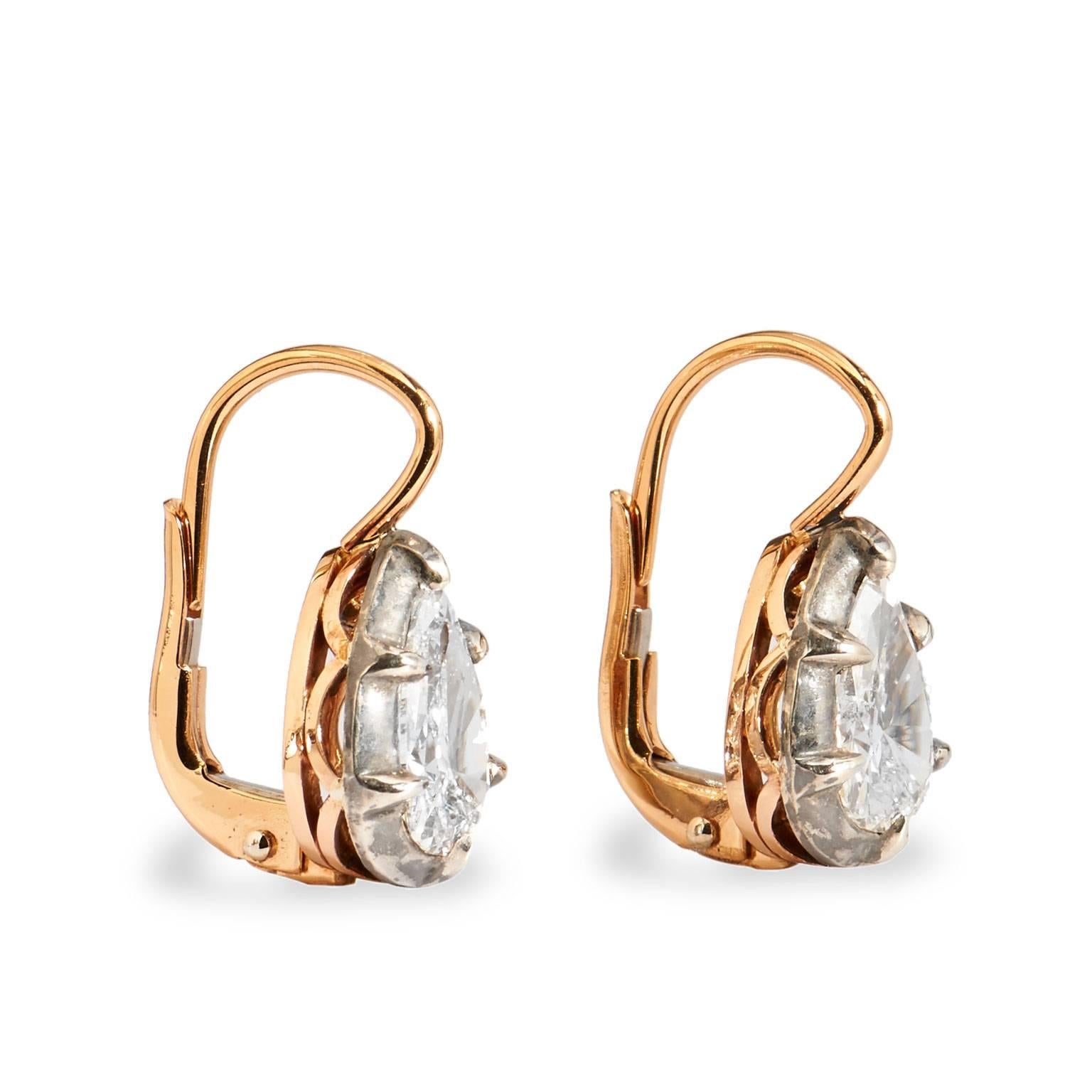 Victorian Inspired 1.82 Carat Pear Shaped Diamond set in 18 karat Gold & Silver 

These elegant earrings are one of a kind and handmade by H&H Jewels.

These Victorian-inspired lever-back earrings are backed in 18 karat rose gold, topped in silver