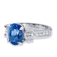 Platinring 5,5 mit GIA-zertifiziertem 4,32 Karat Madagaskar-blauem Saphir und Diamant