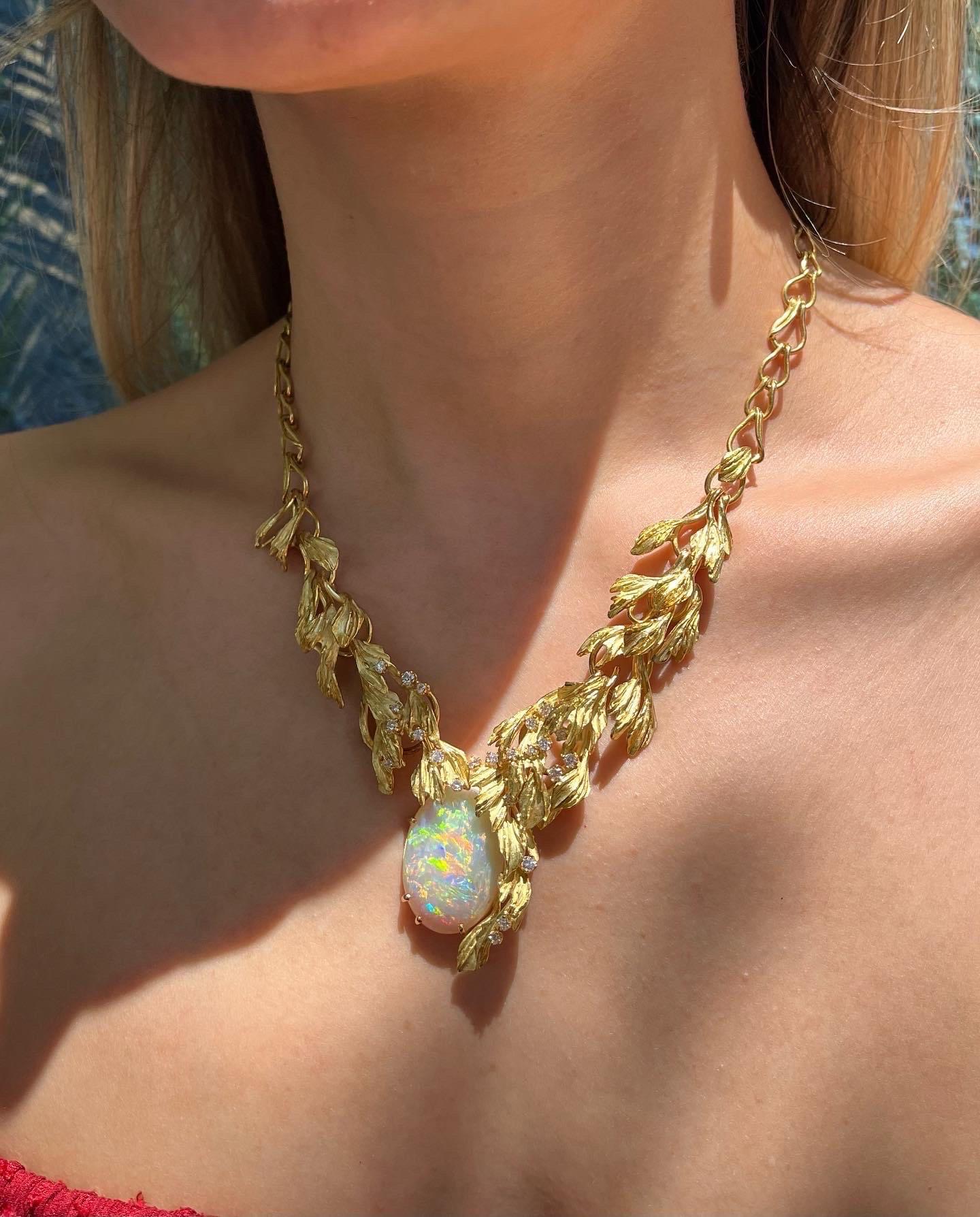 Collier en or jaune 18 carats avec opale d'Australie de fabrication européenne Excellent état - En vente à Miami, FL