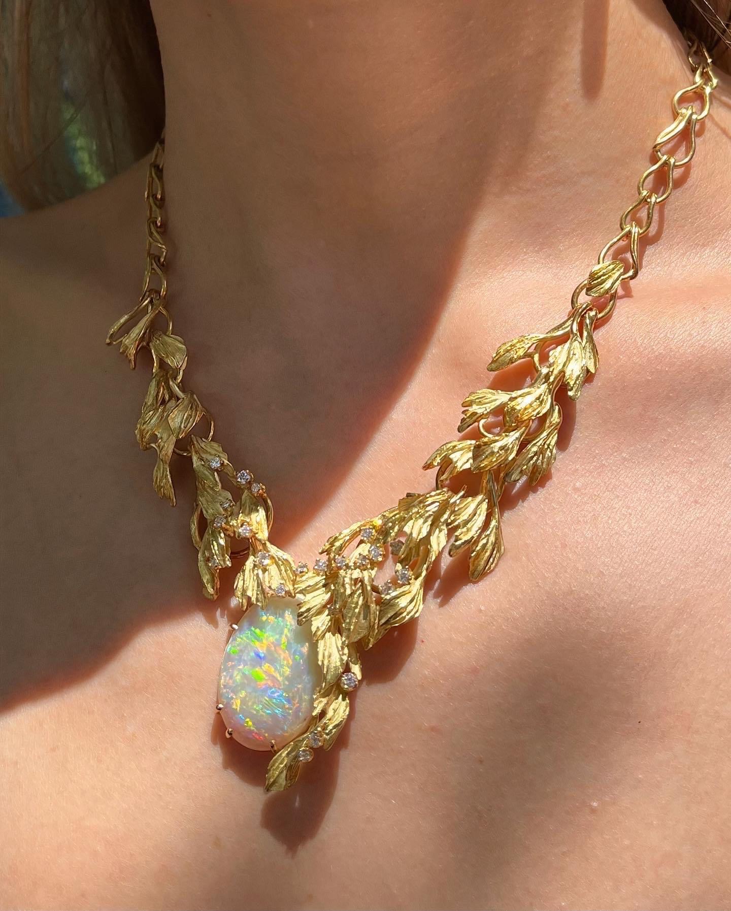 Moderne Collier en or jaune 18 carats avec opale d'Australie de fabrication européenne en vente