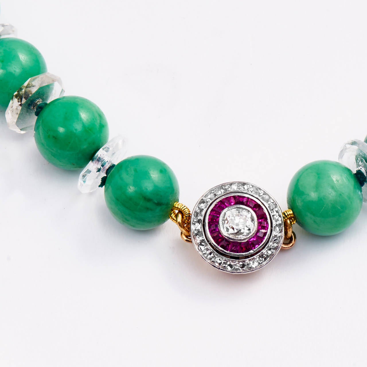 GIA zertifiziert 5,64 Karat, 37 natürliche transluzente Jadeit Perlenkette Art Deco

Jadeit Jade ist die seltenste und wertvollste Form von Jade. 
Die verlockende natürliche grüne Apfelfarbe dieser Halskette ist eine der am meisten geschätzten