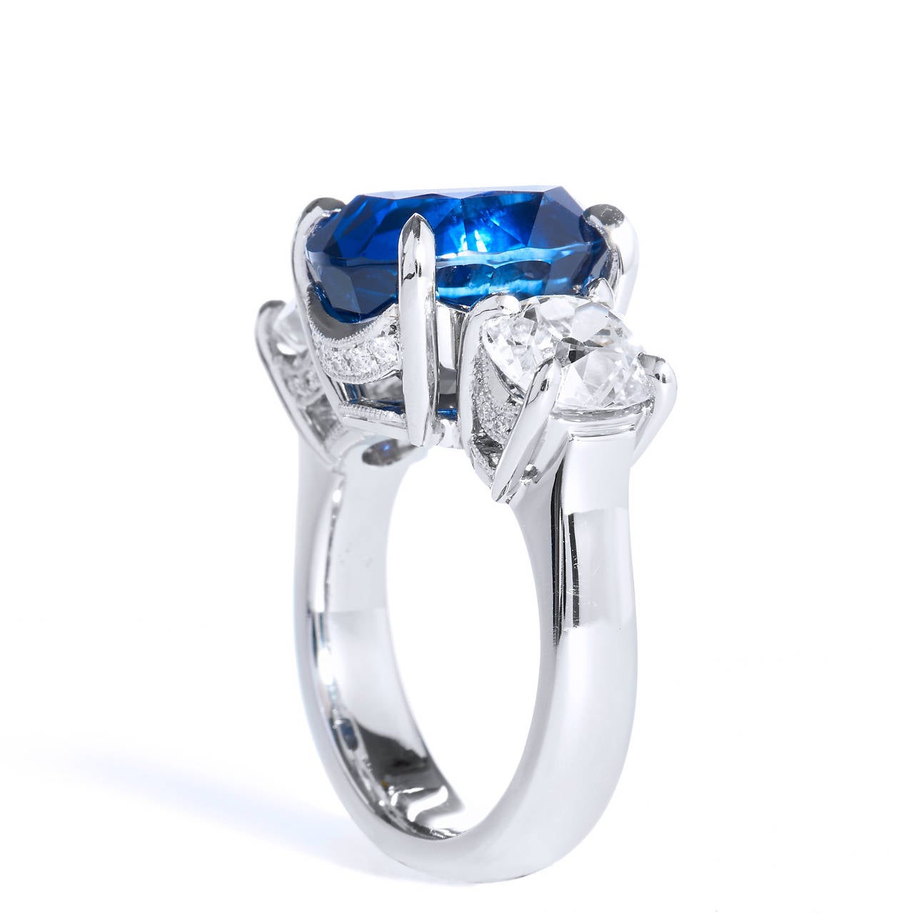 Taille coussin Bague en platine avec saphir bleu vif de 10,16 carats certifié par le GIA et diamants, taille 5,5 en vente