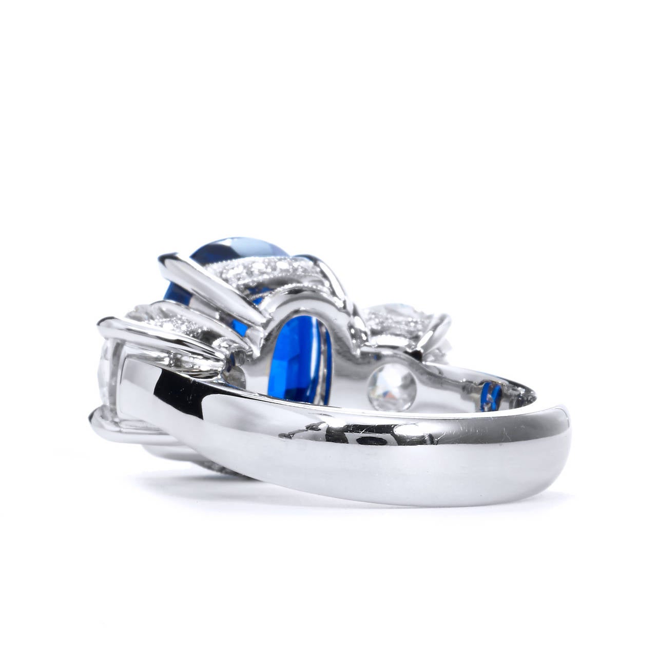 Bague en platine avec saphir bleu vif de 10,16 carats certifié par le GIA et diamants, taille 5,5 Neuf - En vente à Miami, FL