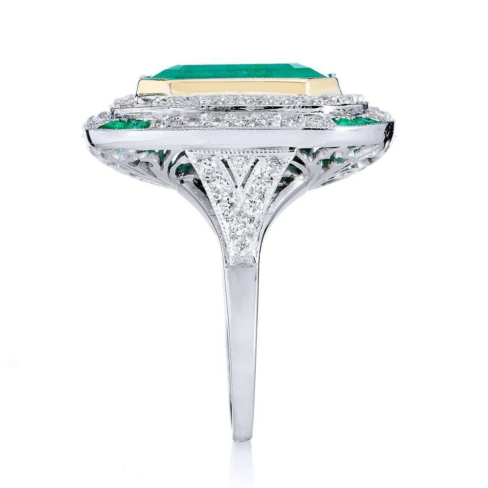 Art Deco inspiriert 7,44 Karat kolumbianischen Smaragd 18 kt Weißgold Platin Ring 7 (Antiker Kissenschliff) im Angebot