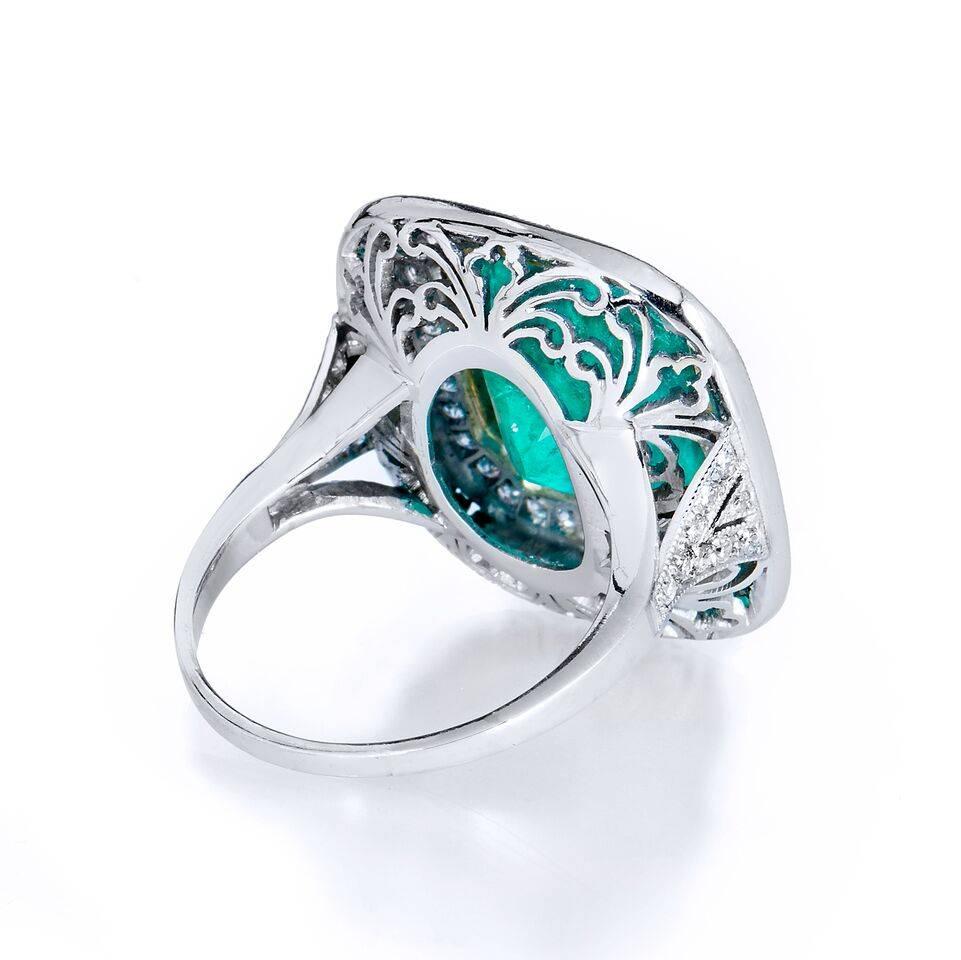 Women's Art Deco Inspired 7.44 Carat Colombian Emerald 18 kt White Gold Platinum Ring 7 For Sale