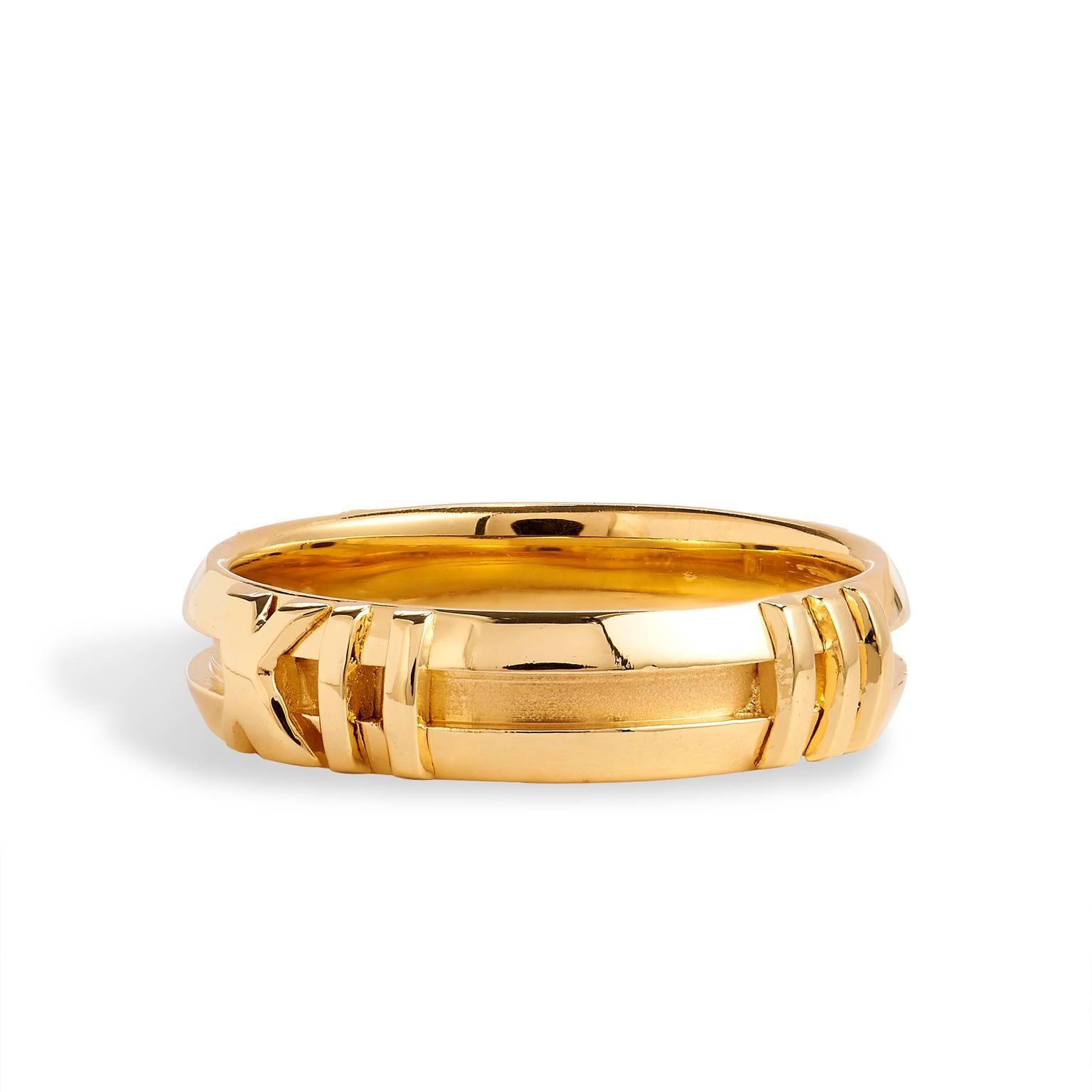 This Tiffany & Co Atlas ring is crafted in 18kt yellow gold and a treasured piece of Hallmark Tiffany & Co 1995. A contemporary design, this set is a part of the Atlas collection which features divine designs that are inspired by Greek mythology and
