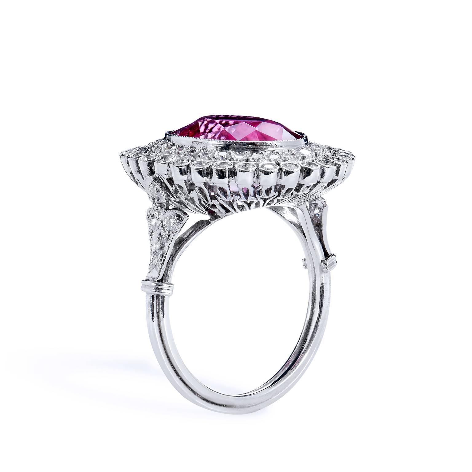 Art Deco inspirierter Platinring 7,5 mit 5,96 Karat rosa Turmalin und Diamant-Halo (Alteuropäischer Schliff) im Angebot