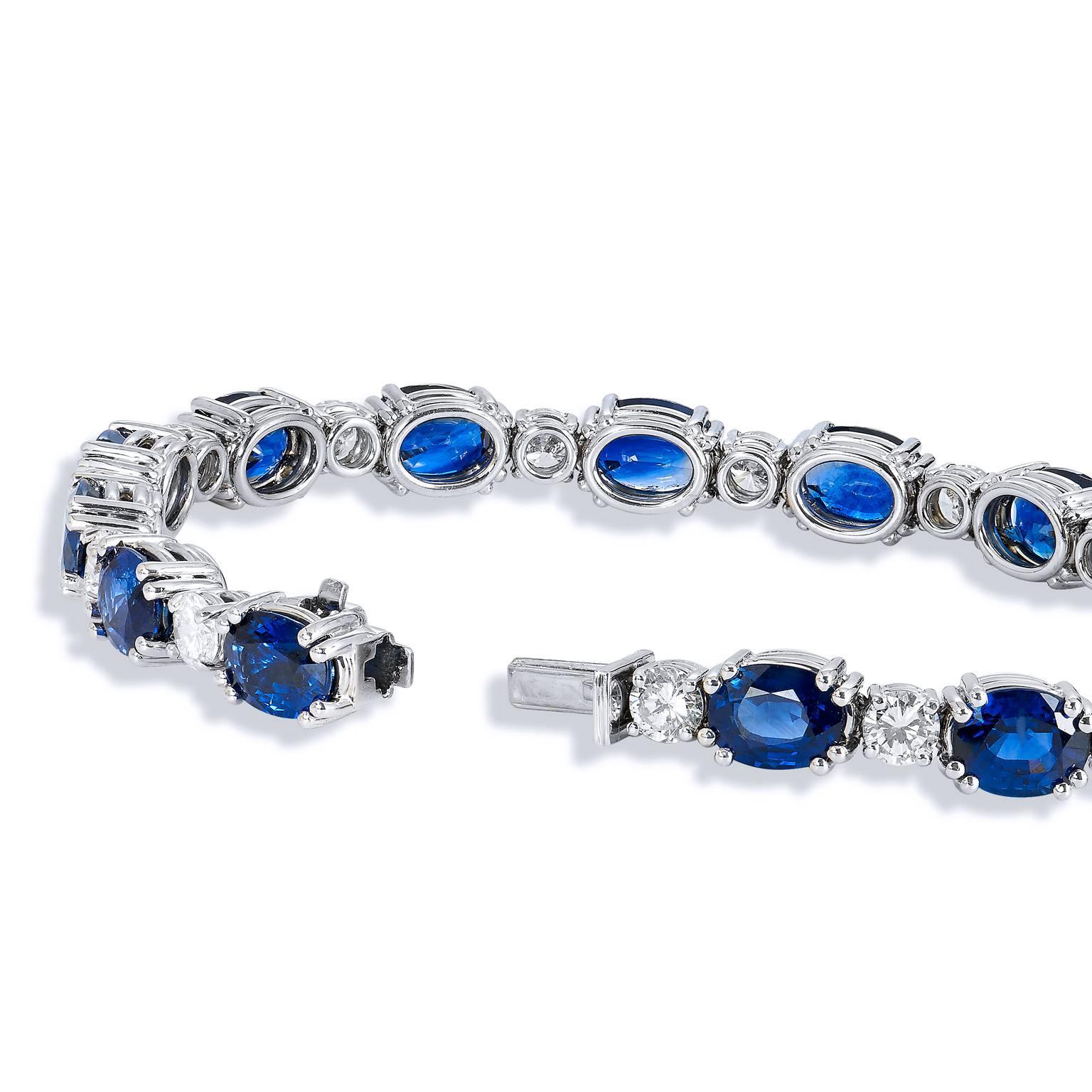 Moderne Bracelet tennis en or avec saphirs bleu roi de 22,77 carats et diamants de 3,87 carats en vente