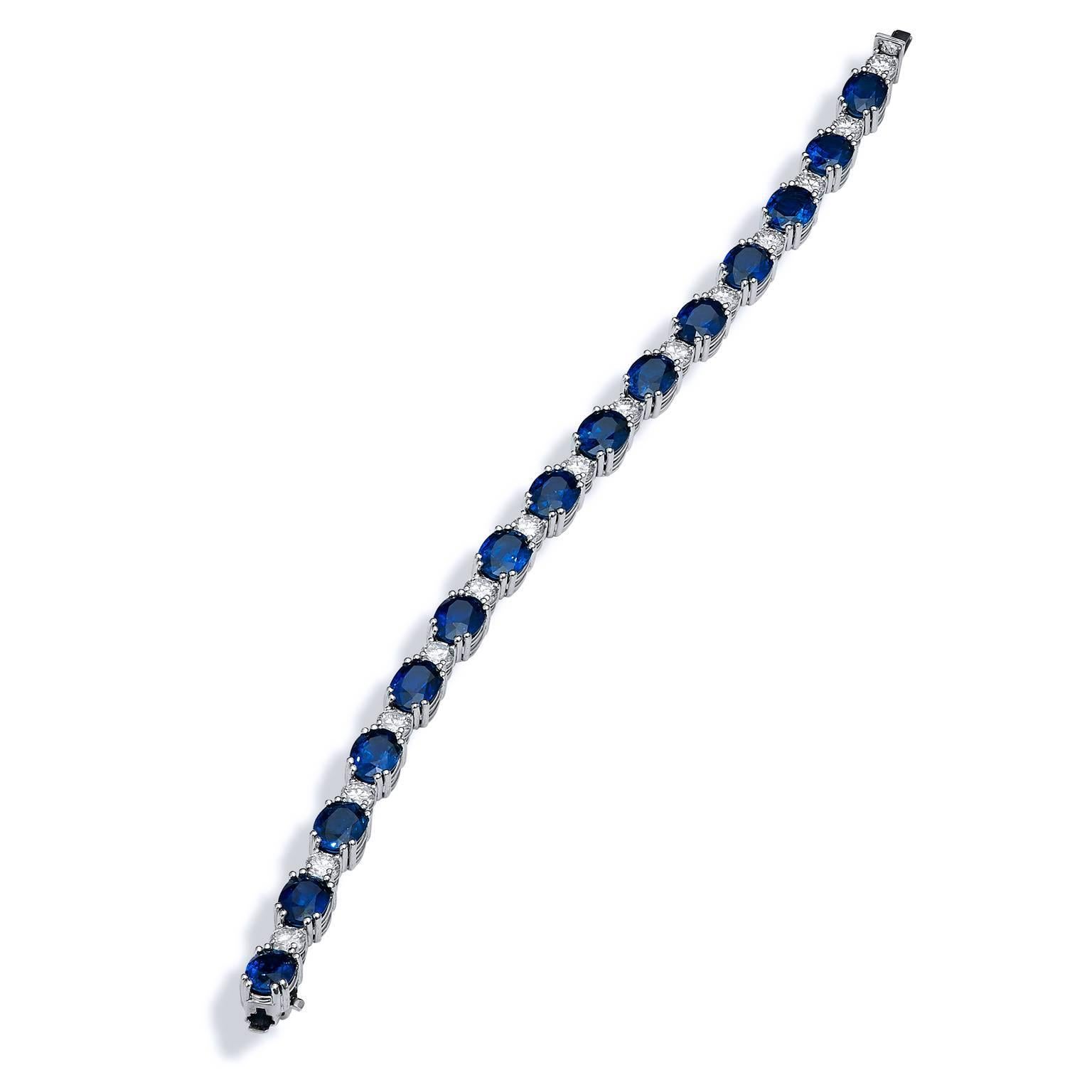Modern 22.77 Carat Royal Blue Sapphires and 3.87 Carat Diamond Gold Tennis Bracelet For Sale