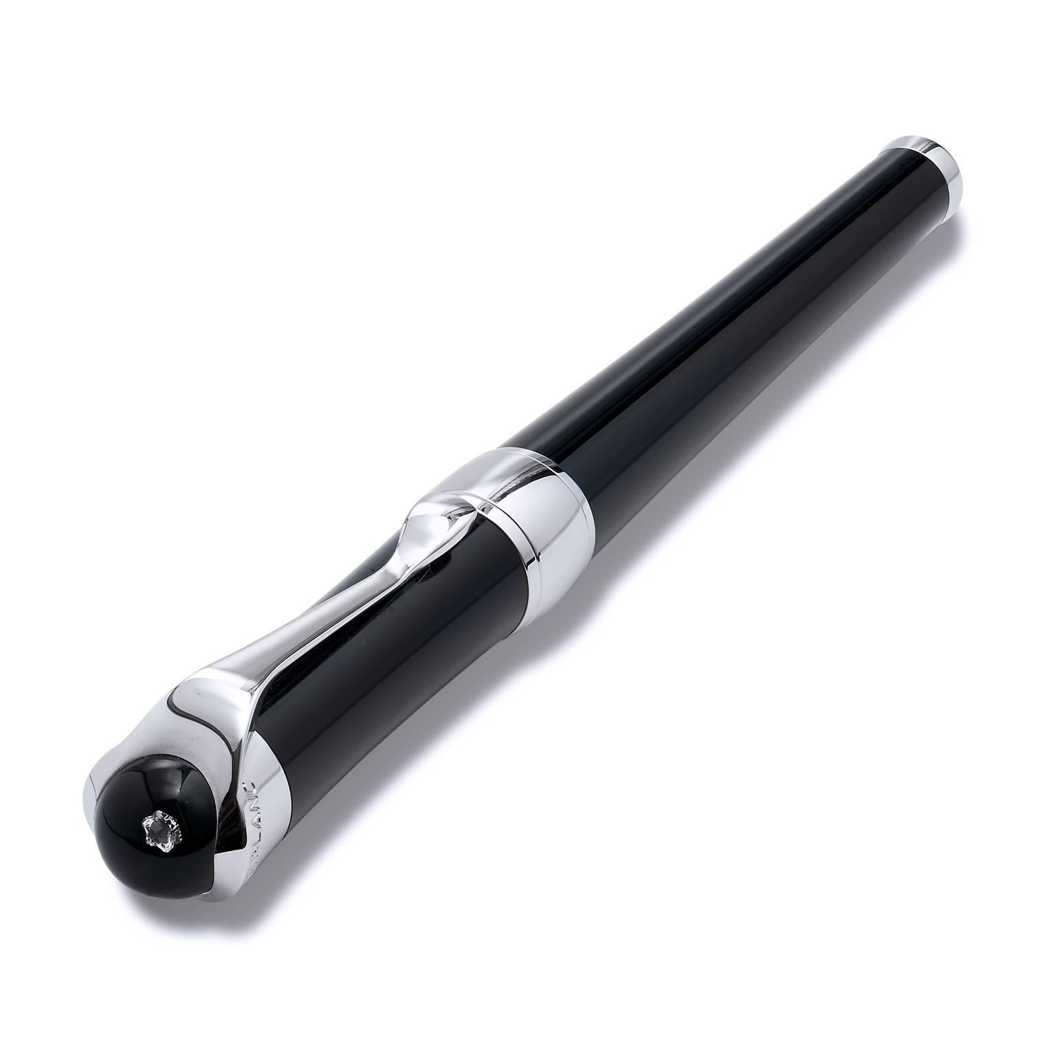 Dieser schwarze Mont Blanc Etoile de Montblanc Rollerkugelschreiber ist mit 0::06 Karat Diamanten im Rundschliff mit der Bewertung G-VS2 auf der Kappe verziert. Neuer Verkaufspreis: $1.145. Unser Preis: $916.