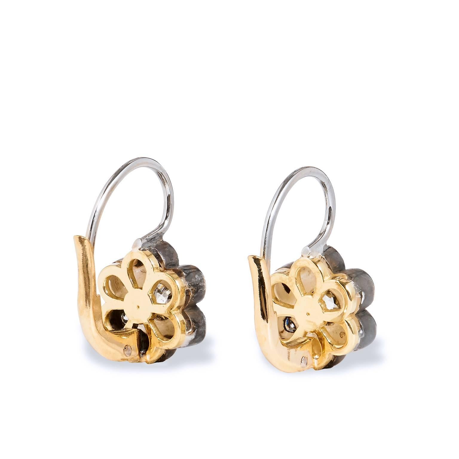 Dieses Ohrring-Set aus 18-karätigem Gelbgold und Silber zeigt Diamanten im Old European Cut von 0::72 Karat mit der Bewertung K/L I1.  Zwölf einzeln geschliffene Diamanten mit der Graduierung H/I SI2 umgeben die zentralen Old European Cut-Diamanten