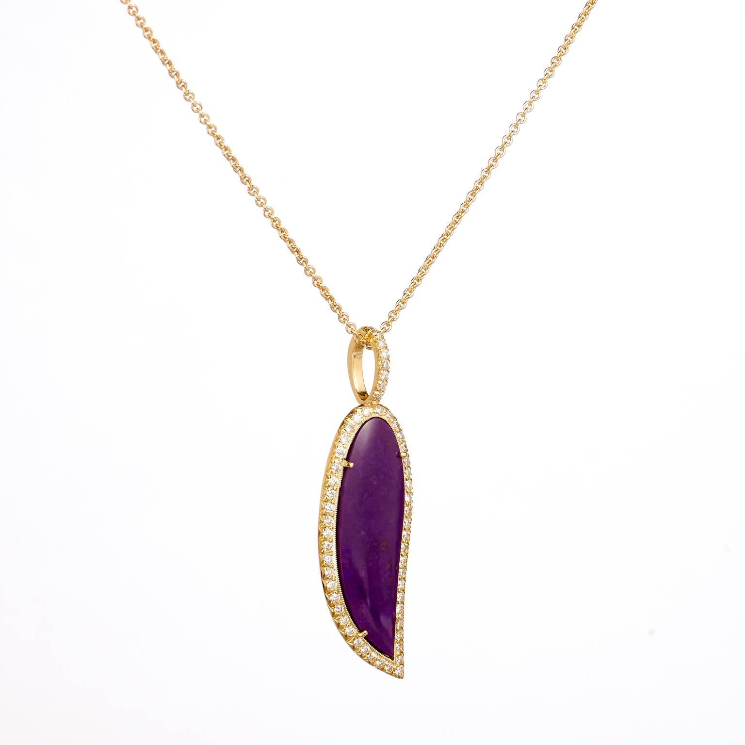 Ciondolo di Sugilite viola da 5,41 carati circondato da diamanti in oro 18 carati 

Ecco alcune informazioni su questa bellissima pietra.  La Sugilite è un raro minerale ciclosilicato di colore rosa tendente al viola con la complessa formula chimica
