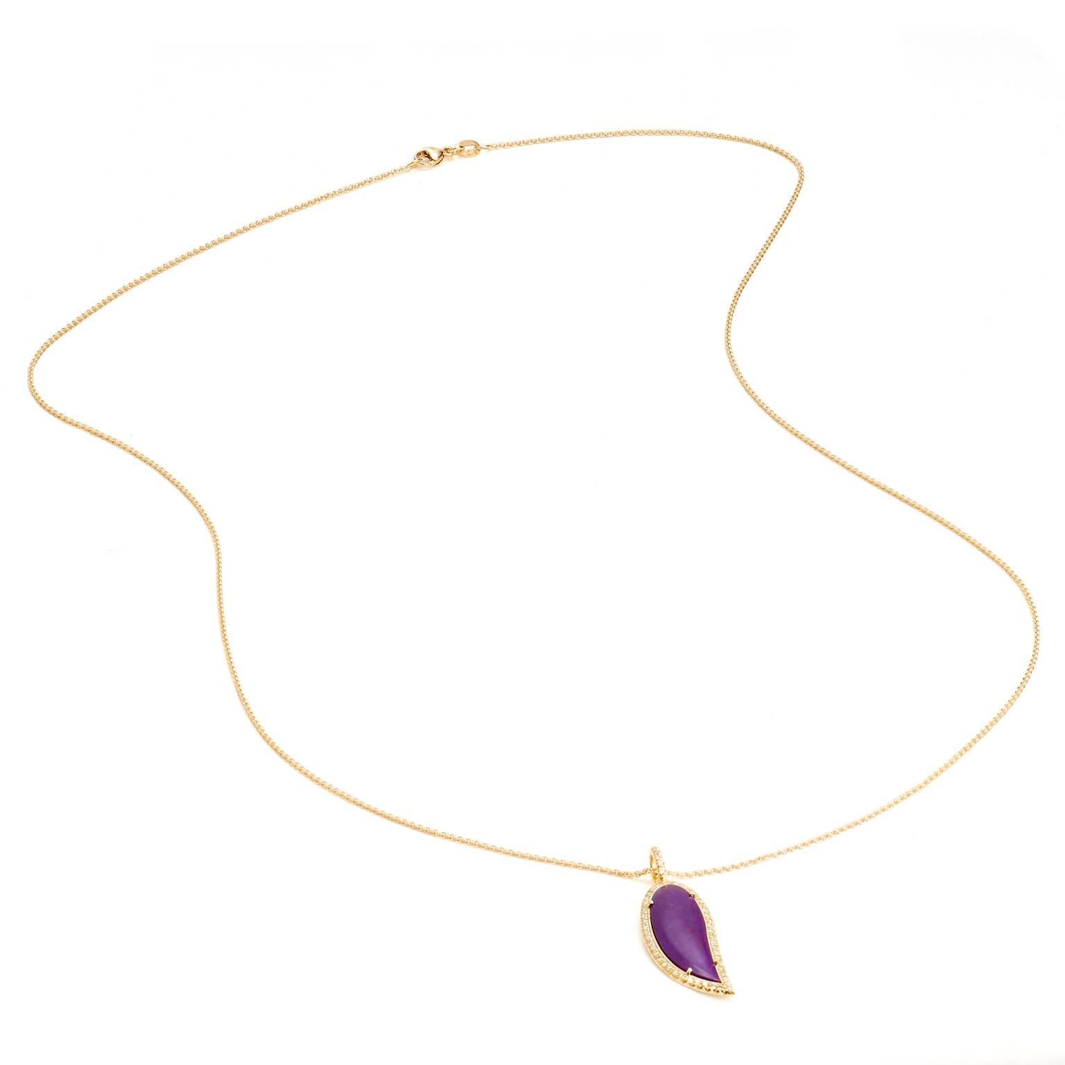 Ciondolo di Sugilite viola da 5,41 carati circondato da diamanti incastonati in oro 18 carati In condizioni Nuovo in vendita a Miami, FL