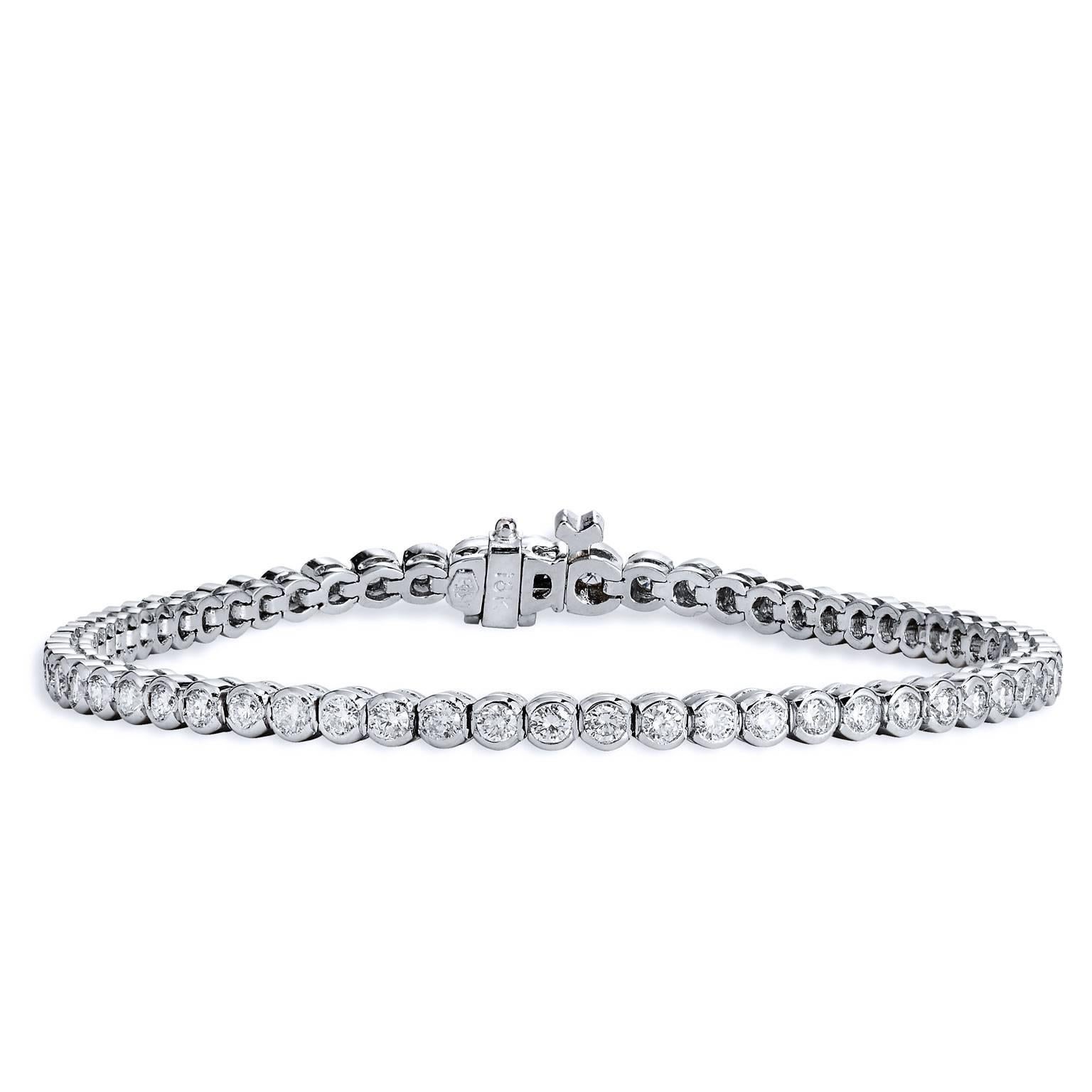 Dieses schimmernde 2::50-karätige (E/F/G SI1/SI2) Diamant-Tennisarmband in Lünettenfassung bringt ihre Augen zum Funkeln. Das leichte und flexible Design trägt zur Vielseitigkeit des Stücks bei und ist das perfekte Geschenk für Frauen:: die viel