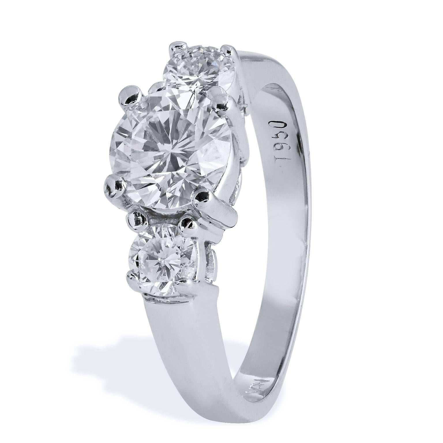 Diamond platinum Three Stone Engagement Ring In Excellent Condition In Miami, FL