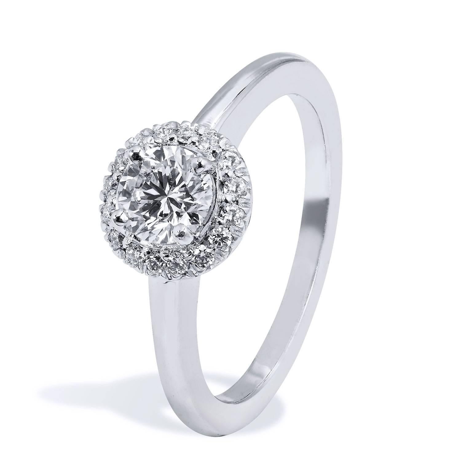 Bague de fiançailles en or avec diamant solitaire à taille brillante certifié par le GIA (Halo)

Seize pièces de diamants d'un poids de 0,13 carat serties en halo, entourent un remarquable solitaire en diamant rond de 0,55 carat.  

Certifié par le