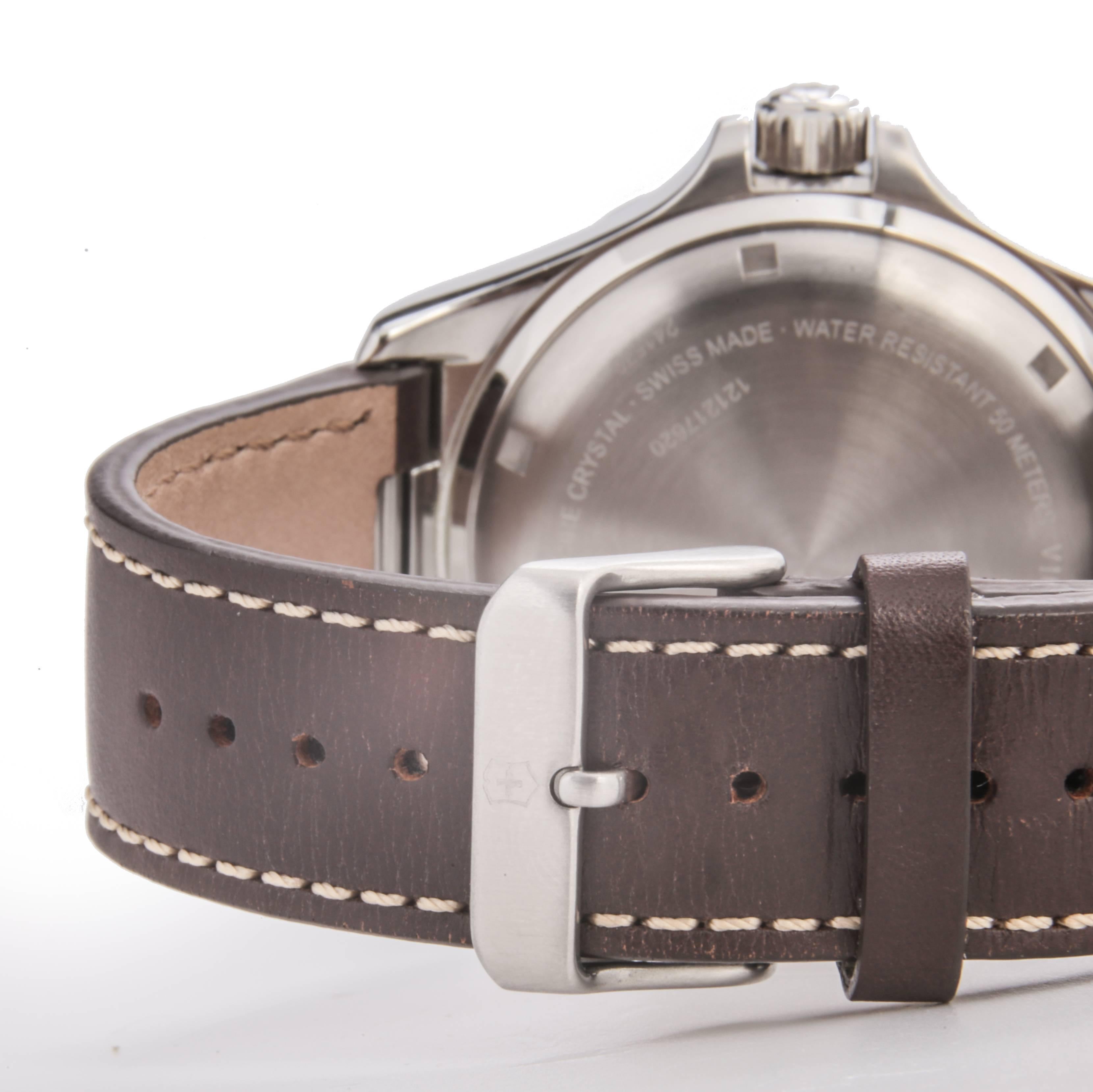 Stainless steel case with a brown leather strap. Fixed stainless steel bezel. Silvered dial with blue LED illumination, silver-tone hands and index hour markers. Arabic numerals mark the 3, 9 and 12 o'clock positions. 24 hour markers. Minute markers