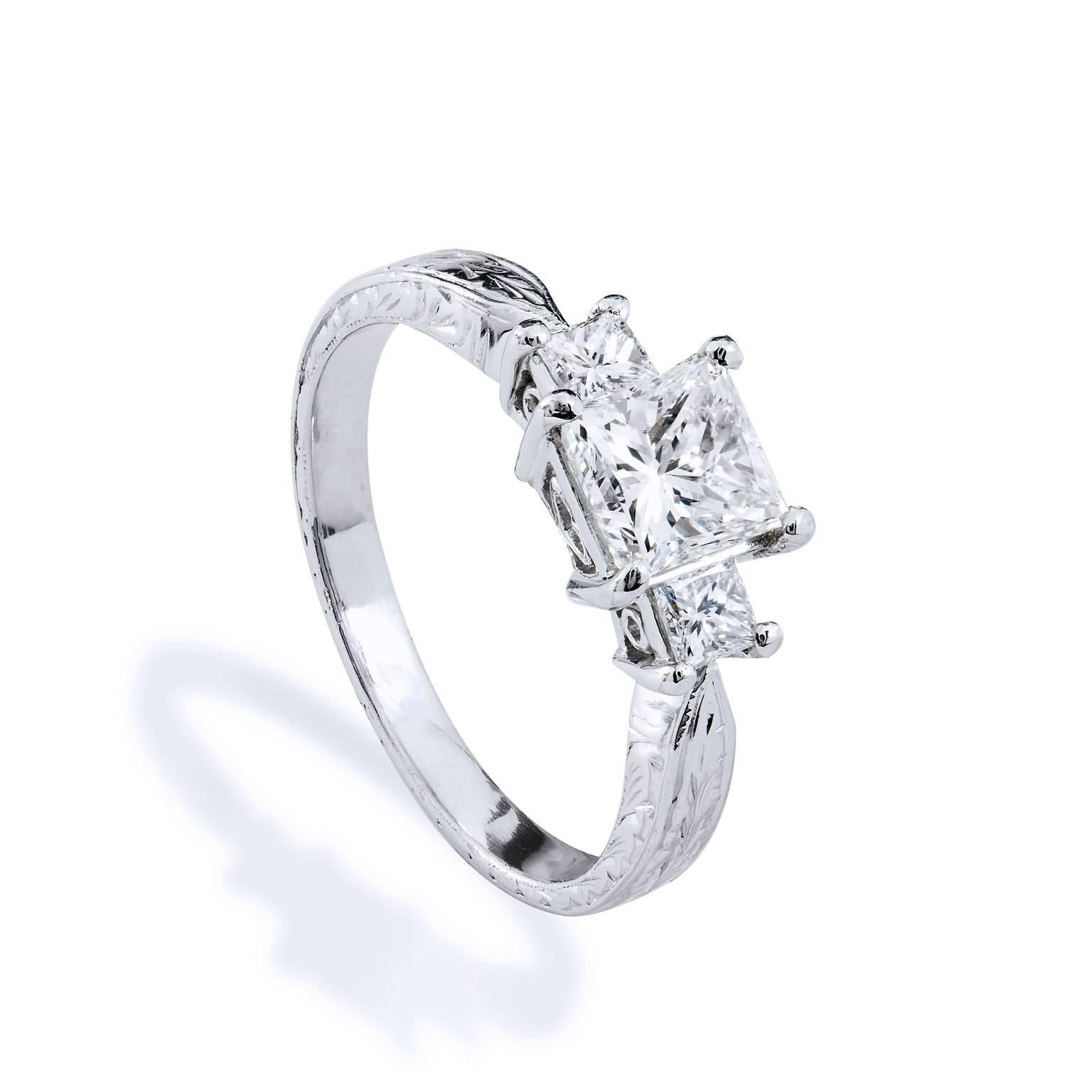 GIA-zertifizierter 1,36 Karat Diamant-Verlobungsring mit drei Steinen im Prinzessinnenschliff 7 im Zustand „Hervorragend“ im Angebot in Miami, FL