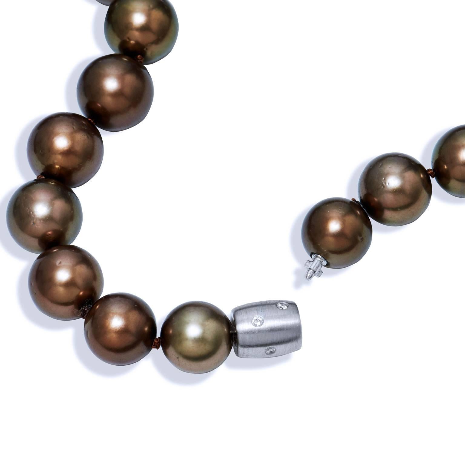 H&H 18 Inch Chocolate Tahitian Pearl Necklace with 18 Karat Diamond Clasp

This is a one of a kind, handmade pearl necklace created by H&H Jewels. 

This necklace is comprised of thirty-seven Tahitian pearls, measuring 10-11.9 millimeters each. 