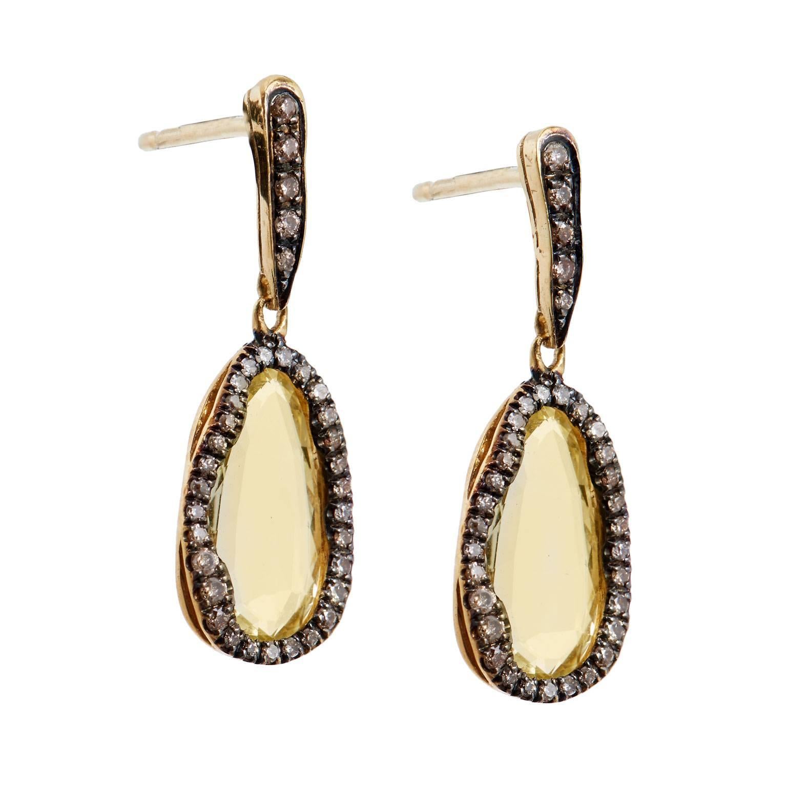 Sumptuous lemon quartz mingles with 0.40 carat of champagne diamonds in an organic and subtle display in these pear-shaped 18 karat yellow gold stud drop earrings.
