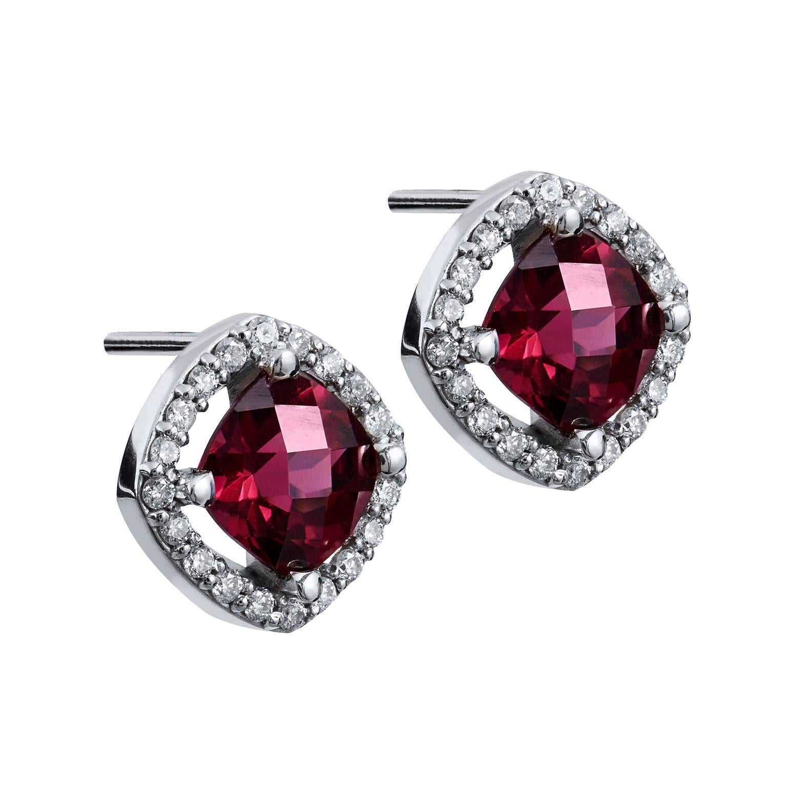These 2.20 carat of rhodolite garnets laden in 0.28 carat of diamond are affixed in 14 karat white gold (G/HI1). These handmade stud earrings shimmer with subtle voluminosity.