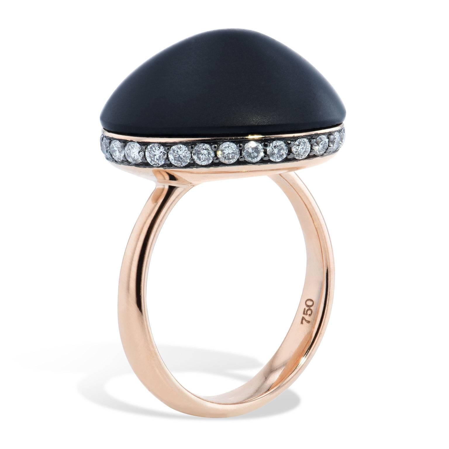 A 21.30 carat cabochon onyx (18 millimeter x 15.90 millimeter) is set at center and affixed to an 18 karat rose gold band and features 0.49 carat of pave-set diamond (G/VS).