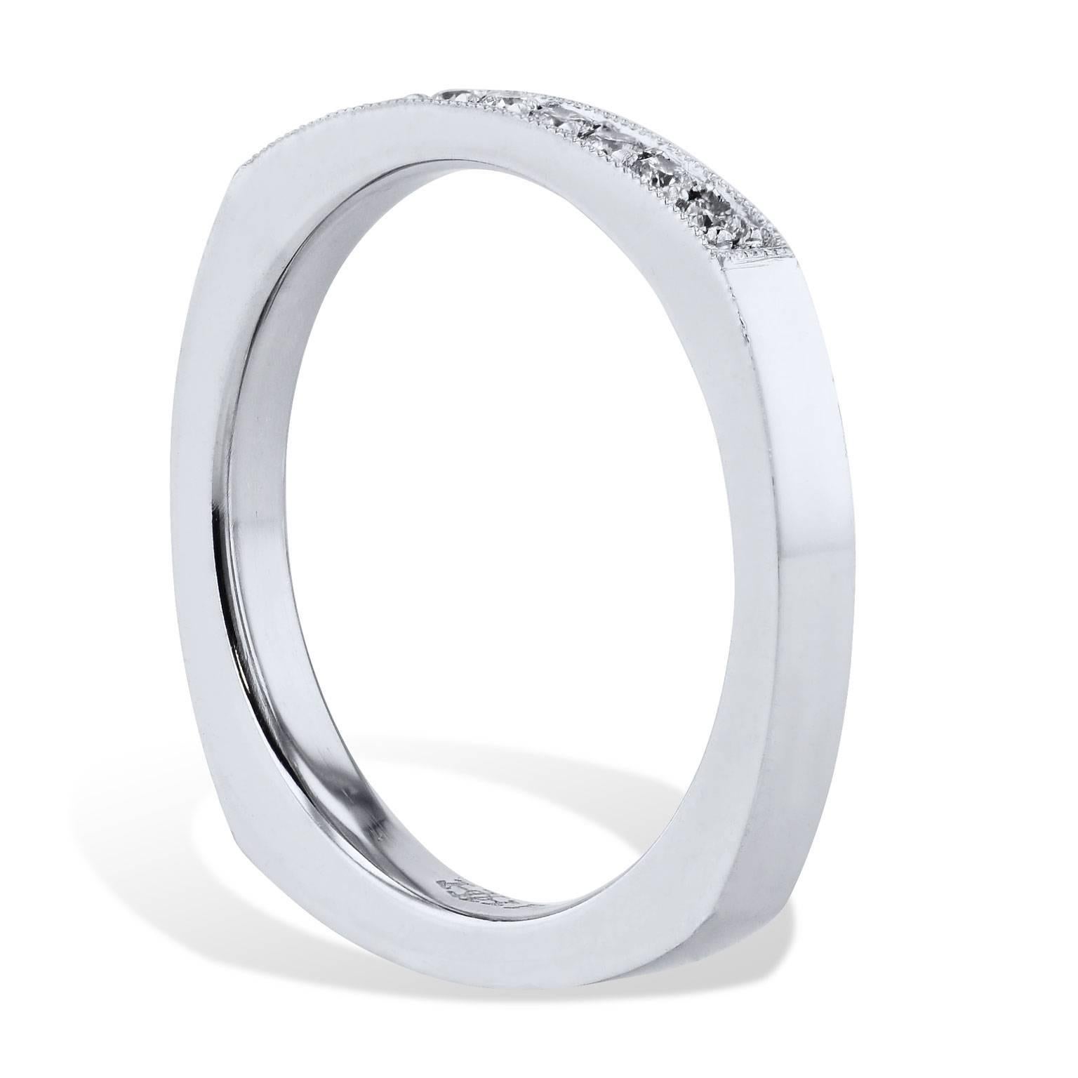 Este anillo es único y está hecho a mano por H & H Jewels. 

Este anillo con banda de diamantes presenta nueve piezas de diamantes engastadas con un peso total de 0,10 quilates (G/H/VS2). 
Realizado en platino y adornado con milgrain, este anillo