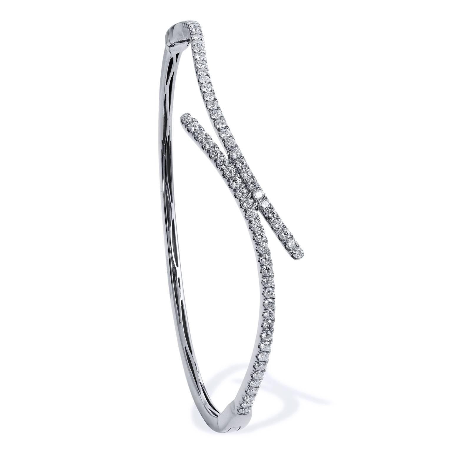 18 karat white gold bends with fluidity in this hinge bracelet featuring 1.13 carat of pave-set diamonds.