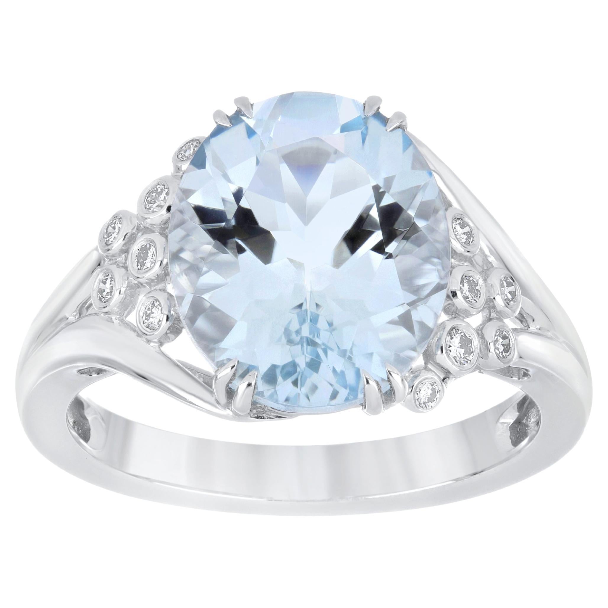 Aquamarine Oval and Diamond Studded Ring in 14 Karat White Gold For Sale