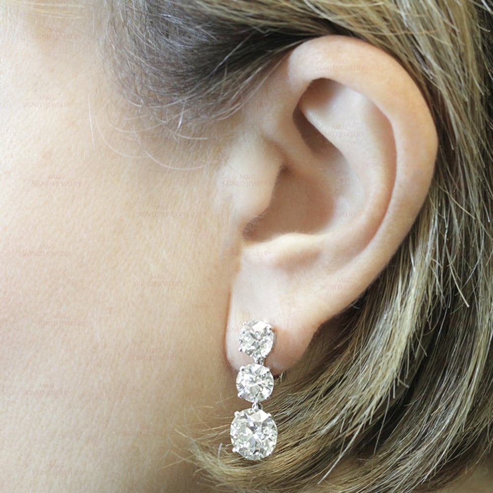 1940s Old-European Cut Diamond Platinum Dangling Earrings In Excellent Condition In New York, NY