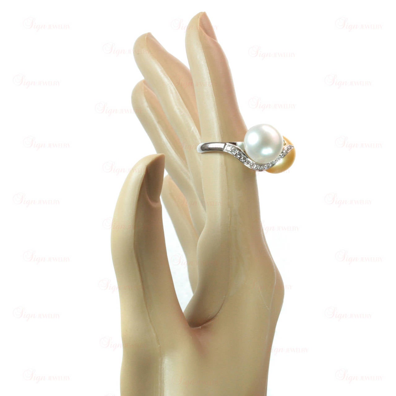 Diamond White and Yellow South Sea Pearl Two-Tone Gold Ring In New Condition In New York, NY