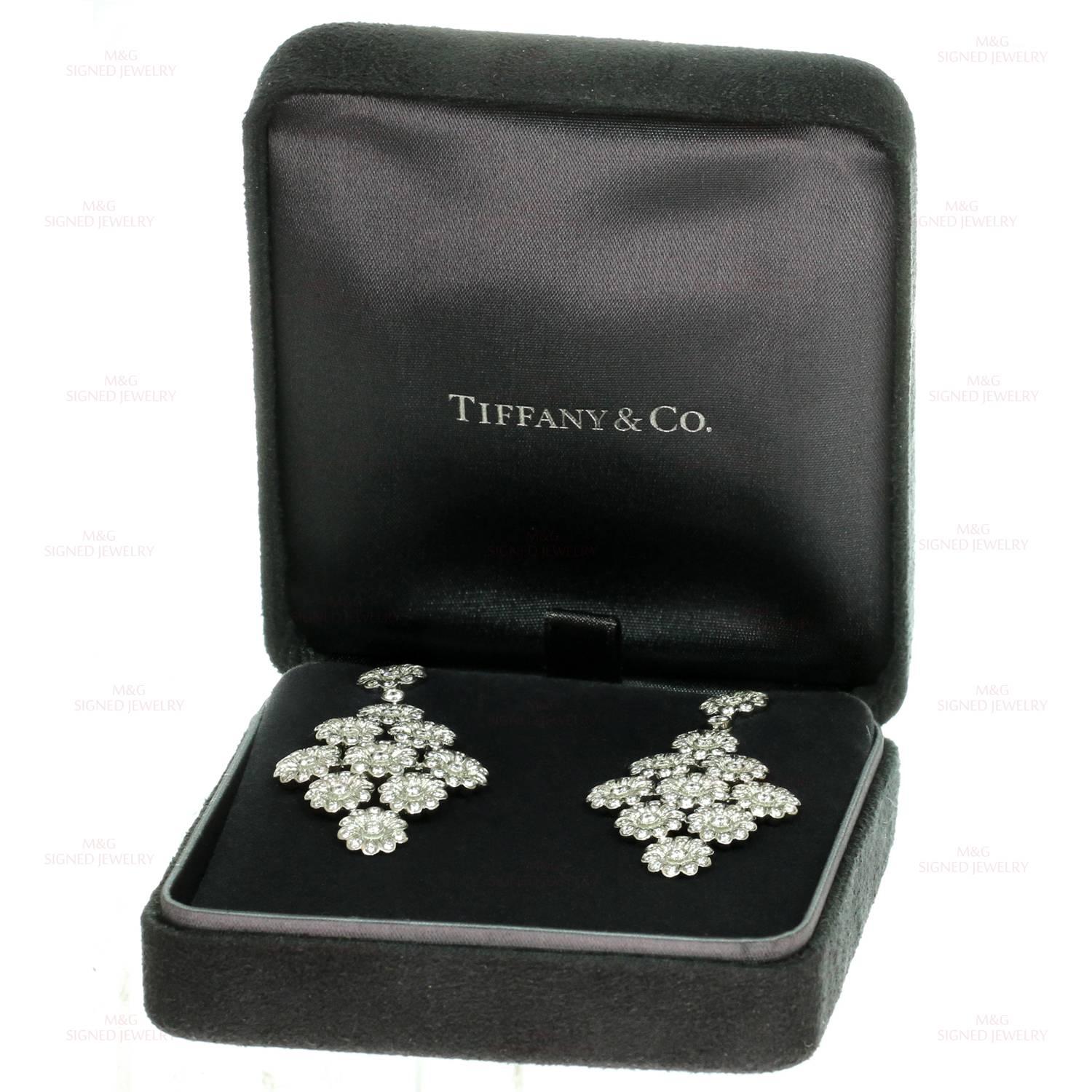 Taille brillant Tiffany & Co. Boucles d'oreilles pendantes en platine avec diamants de la collection Rose en vente