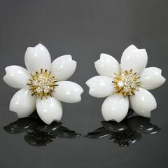 Van Cleef & Arpels Grandes boucles d'oreilles Rose De Noel en or:: corail blanc et diamant