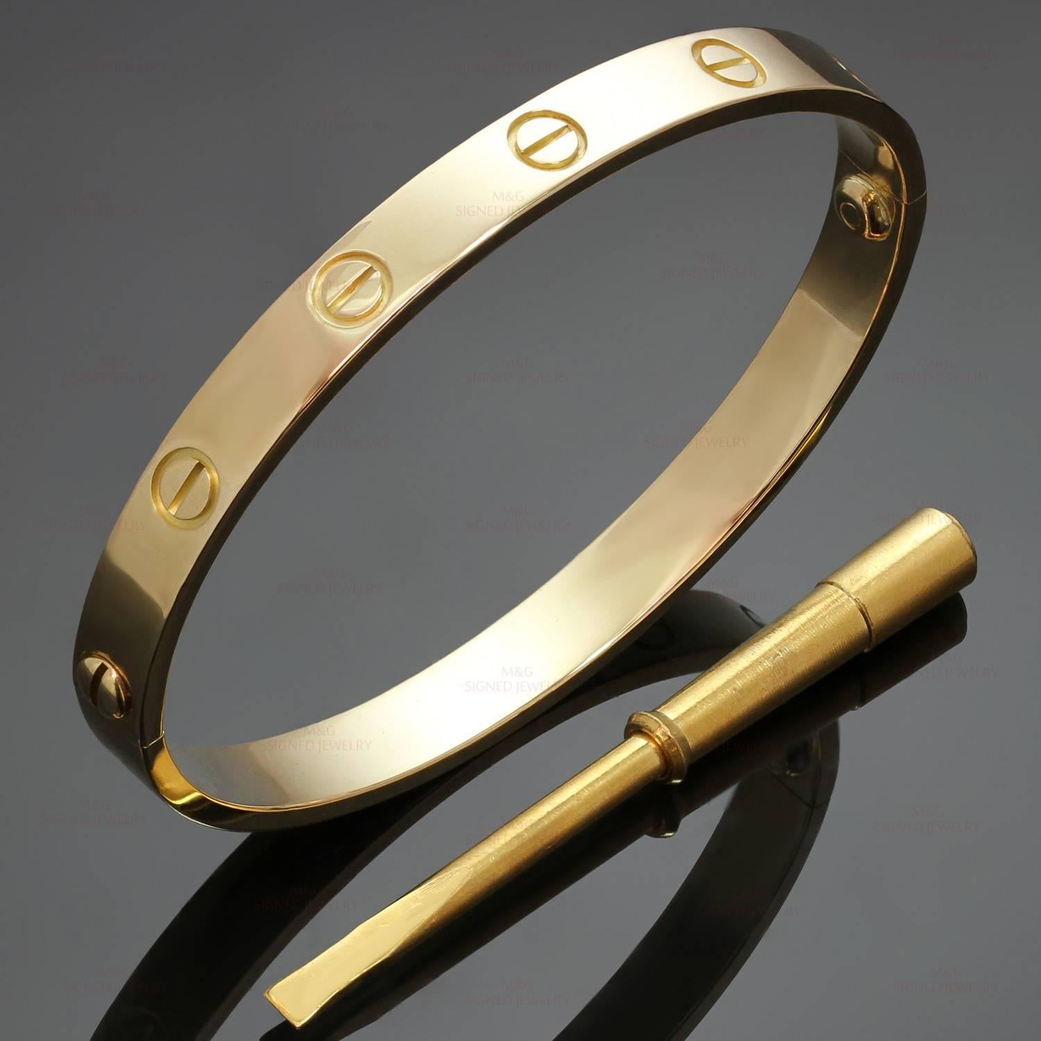 Dieses schicke Cartier-Armband aus der kultigen Love-Kollektion ist aus 18 Karat Gelbgold gefertigt und wird mit dem Original-Schraubendreher und dem Etui geliefert. Dieser Armreif hat die Größe 17. Hergestellt in Frankreich in den 2000er Jahren. . 