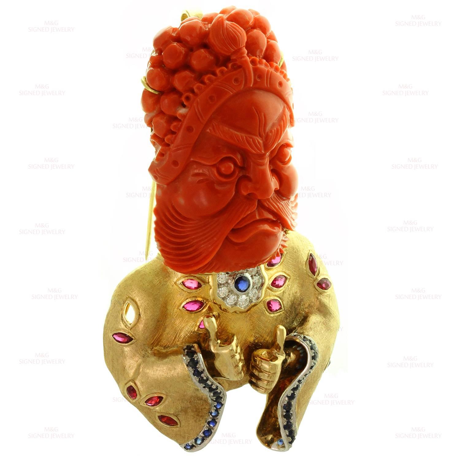 Anhänger /Anstecker, Lu, chinesischer Gott des Reichtums geschnitzte Koralle mit Saphir, Rubin, Diamant in Gold  (Gemischter Schliff) im Angebot