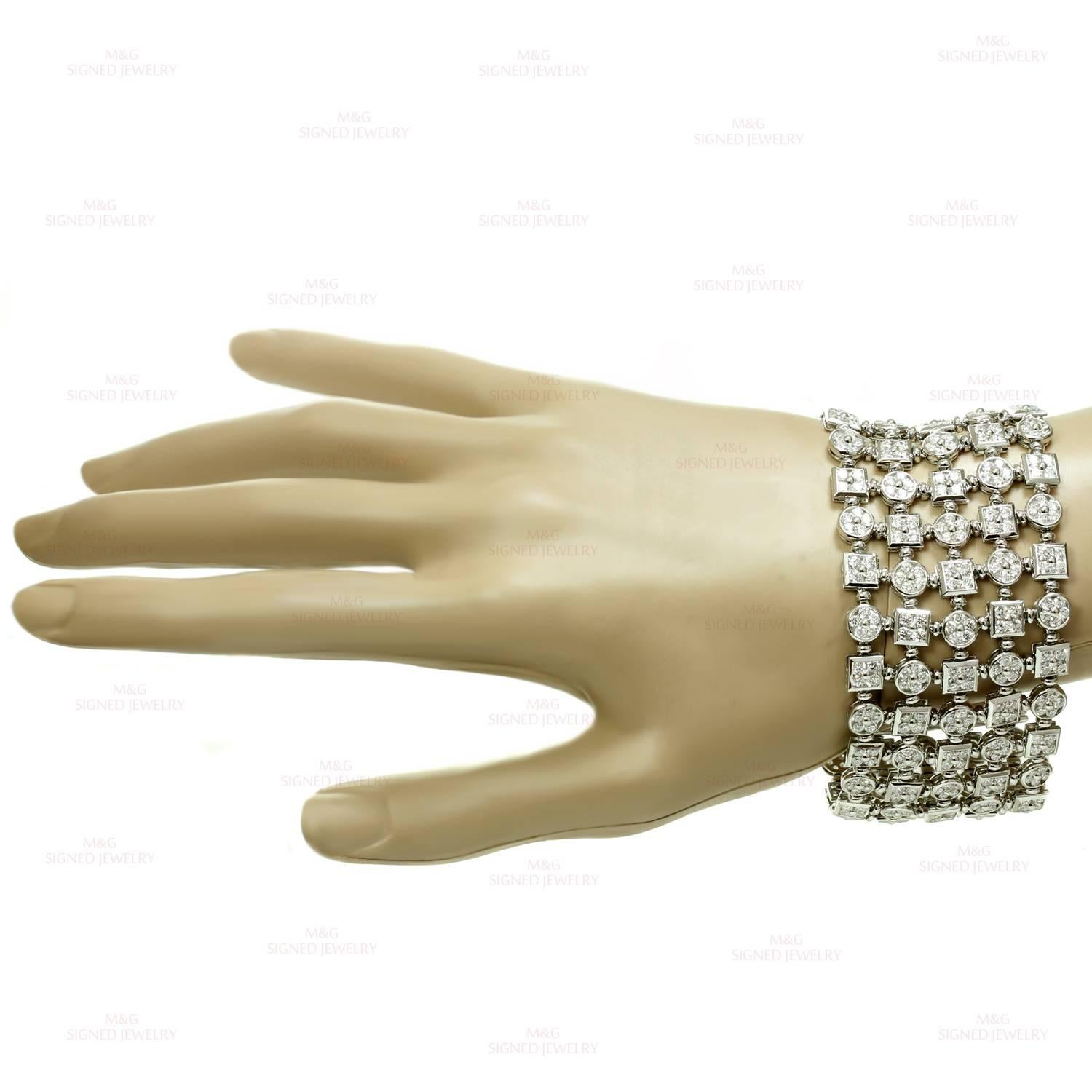 Taglio brillante Bracciale flessibile largo con diamanti in oro bianco Attribuito alla Collezione BULGARI LUCEA in vendita