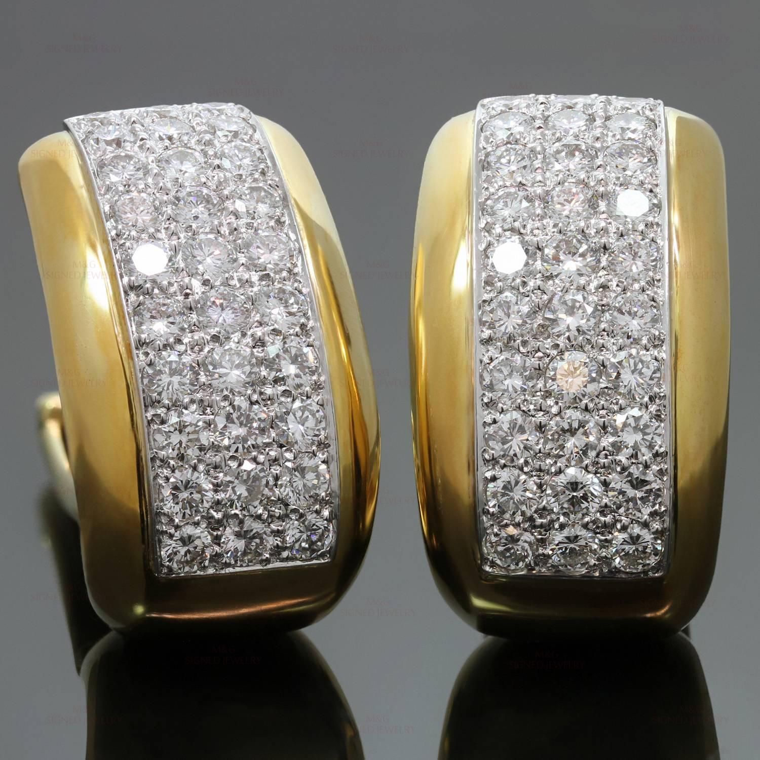 Ces impressionnantes boucles d'oreilles David Webb à clip sont réalisées en or jaune 18 carats et rehaussées de diamants ronds taille brillant d'une valeur estimée à 7,00 carats, sertis en platine. Fabriqué aux États-Unis dans les années 1990.