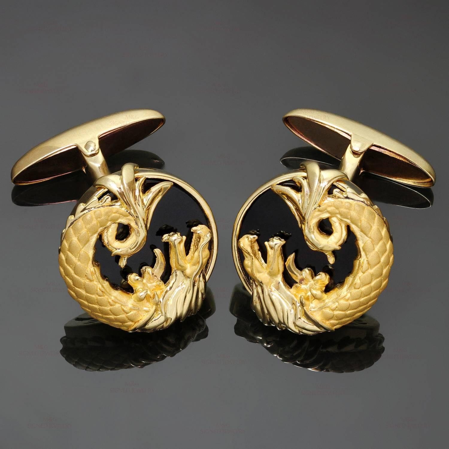 These stunning Carrera y Carrera cufflinks from the Circulos de Fuego collection feature an inctricate dragon design crafted in 18k yellow gold and accented with black onyx. Made in Spain circa 2000s. Measurements: 0.70" (18mm) width,
