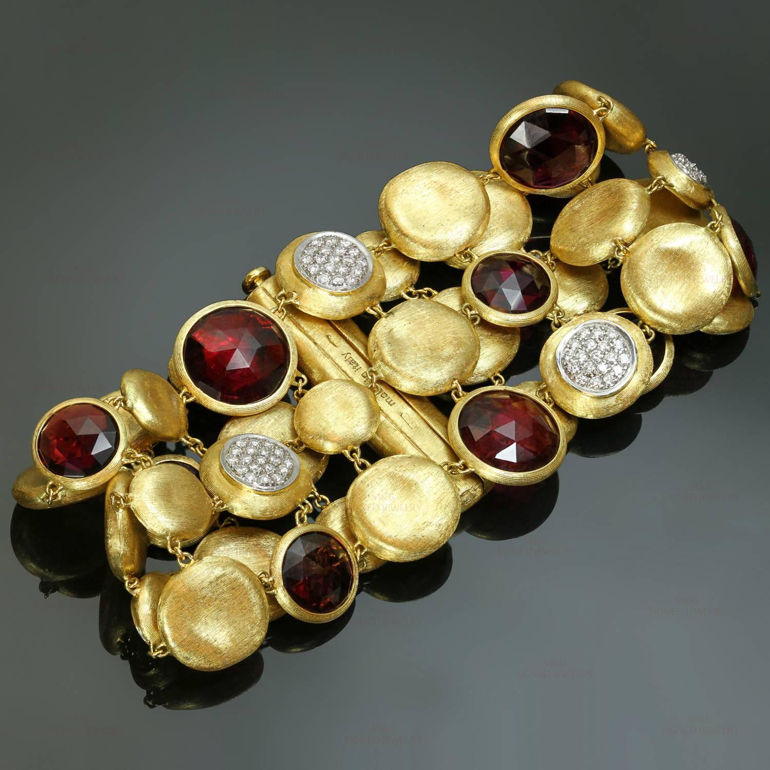 Dieses raffinierte Armband von Marco Bicego aus der Jaipur Diamonds Kollektion zeichnet sich durch drei Reihen aus handgemeißeltem, gebürstetem 18-karätigem Gelbgold aus, die an organisch strukturierte Kieselsteine erinnern. Dazu gesellen sich