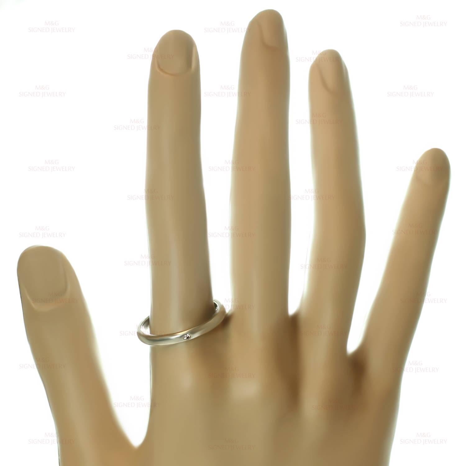 Este clásico anillo Tiffany fue diseñado por Elsa Peretti e incluye un diamante redondo solitario de talla brillante de unos 0,04 quilates engastado en bisel en platino. Fabricado en Estados Unidos hacia la década de 2010. Medidas: 0,11