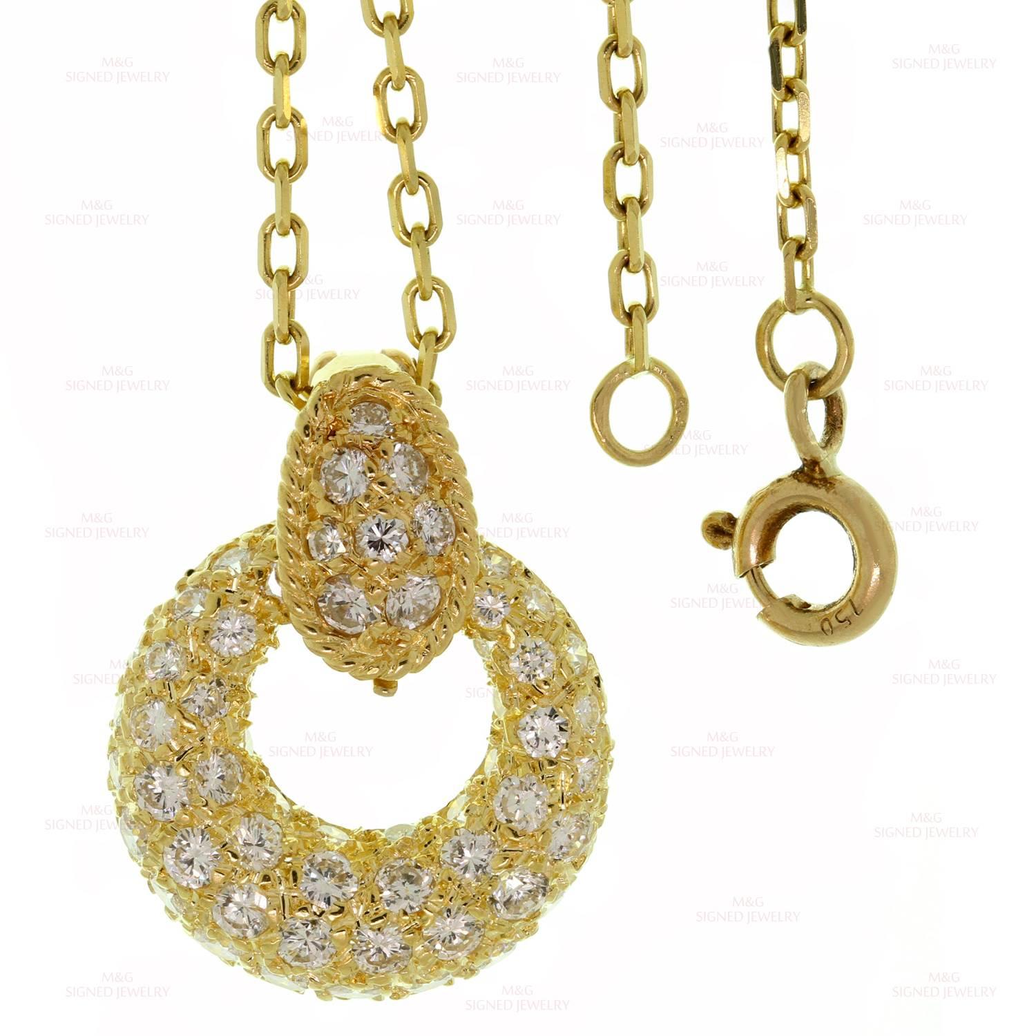 Van Cleef & Arpels Diamond Onyx 18 Karat Yellow Gold Pendant Necklace 2