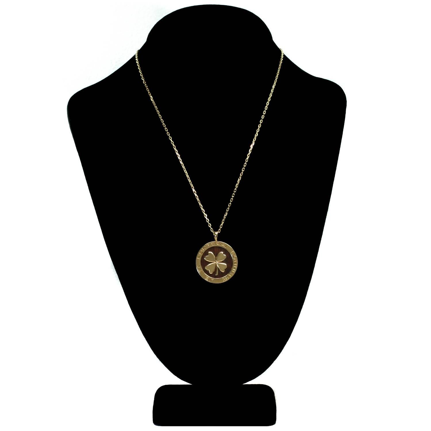 Van Cleef & Arpels Lucky Clover Wood Yellow Gold Pendant Necklace In Excellent Condition In New York, NY