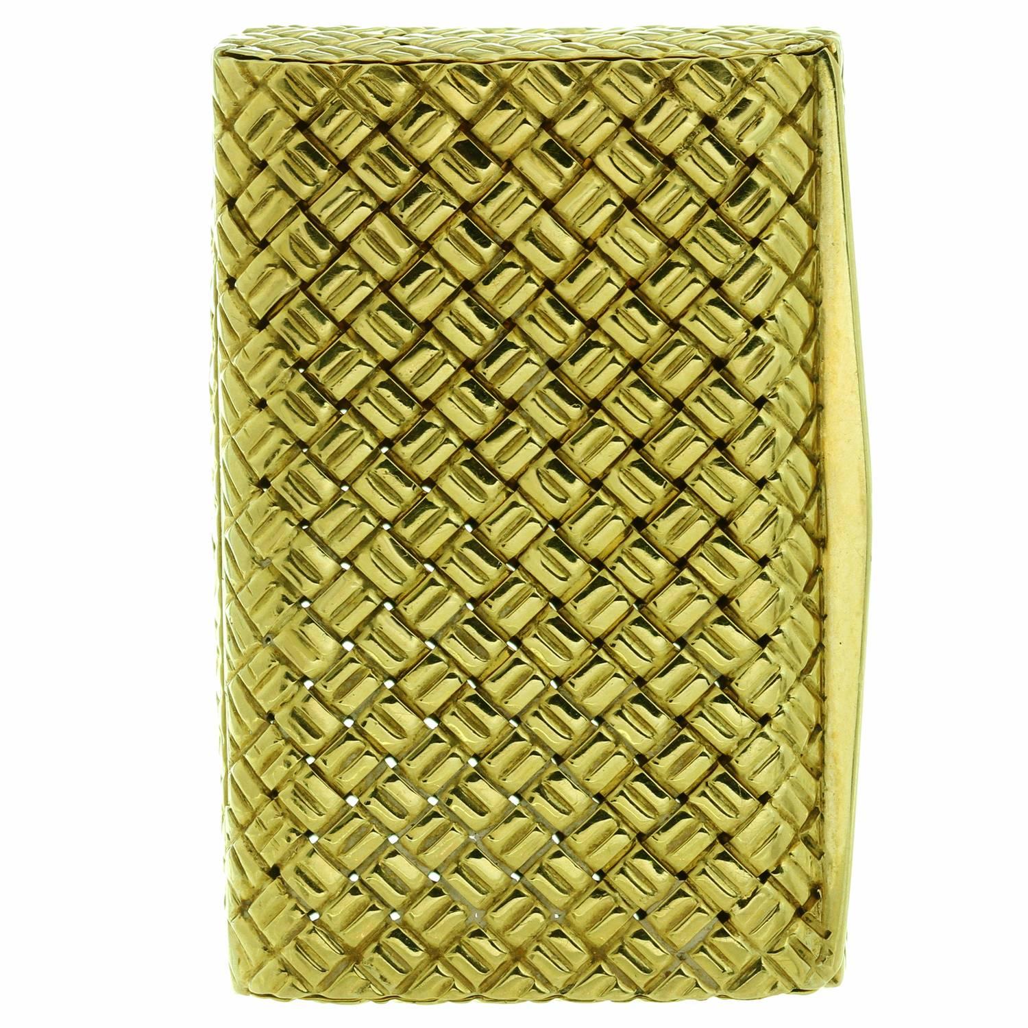 Van Cleef & Arpels Vintage Yellow Gold Pill Box In Excellent Condition In New York, NY